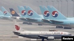 Pesawat Boeing 737-300 maskapai Korean Air (warna biru muda di belakang) tampak diparkir di bandara Seoul (foto: ilustrasi). 