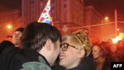 Varşova'nın Anayasa Meydanında yılbaşını kutlayan Polonyalılar