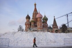 A street sweeper walks past St. Basil's Cathedral at Red Square in Moscow, Russia, January 15, 2016. REUTERS/Maxim Zmeyev TPX IMAGES OF THE DAY - GF20000095901