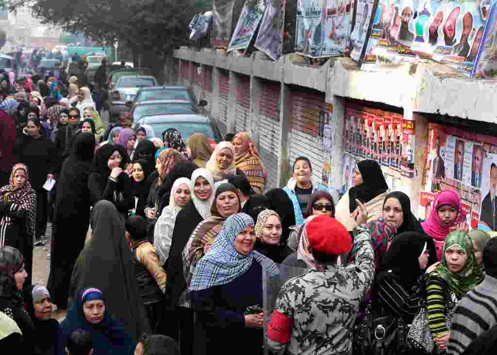 Warga Mesir di Giza berkumpul di depan sebuah TPS, 14 Desember 2011 (foto: AP).