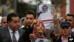 Tawakkol Karman, penerima Hadiah Nobel Perdamaian 2011, memberikan keterangan kepada media tentang hilangnya penulis Saudi, Jamal Khashoggi, dekat konsulat Arab Saudi di Istanbul, 8 Oktober 2018.