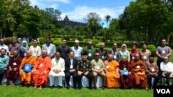 Para pemuka agama Budha dan Islam berpose bersama di komplek candi Borobudur setelah selesai pertemuan tingkat tinggi, Rabu 4/3 (foto: VOA/Munarsih).