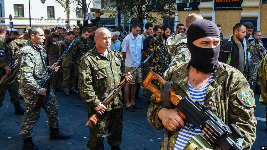 Separatis pro-Rusia parade di Donetsk, Ukraina timur (24/8). Ukraina melaporkan masuknya konvoi militer Rusia ke negaranya. 
