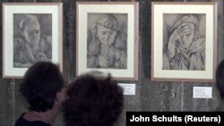 Dessins de l'artiste français Boris Taslitzky, combattant de la résistance, réalisés alors qu'il était prisonnier à Buchenwald lors de son exposition au siège du parti communiste français à Paris, le 7 septembre 2001.