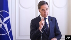 Sekjen NATO Mark Rutte berbicara kepada media selama konferensi pers bersama dengan anggota Kepresidenan Bosnia di Sarajevo, Bosnia, Senin, 10 Maret 2025.