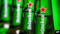 Пивна компанія Heineken завершила вихід із Росії через 18 місяців після того, як Москва розпочала повномасштабне вторгнення в Україну, продавши свій бізнес у Росії лише за 1 євро (AP Photo/J. David Ake, ФАЙЛ)