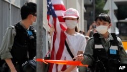 مخالفان قانون پکن، از جمله دولت پرزیدنت ترامپ، می‌گویند که این قانون در تضاد با اصل «یک کشور، دو نظام» برای پاسداری از آزادی‌های هنگ‌کنگ است.