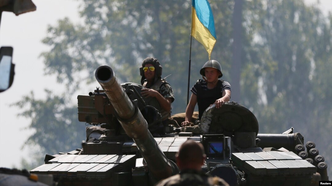 Tentara Ukraina siaga di atas tank mereka di sebuah desa 60 kilometer sebelah timur Donetsk, Ukraina timur (foto: dok).