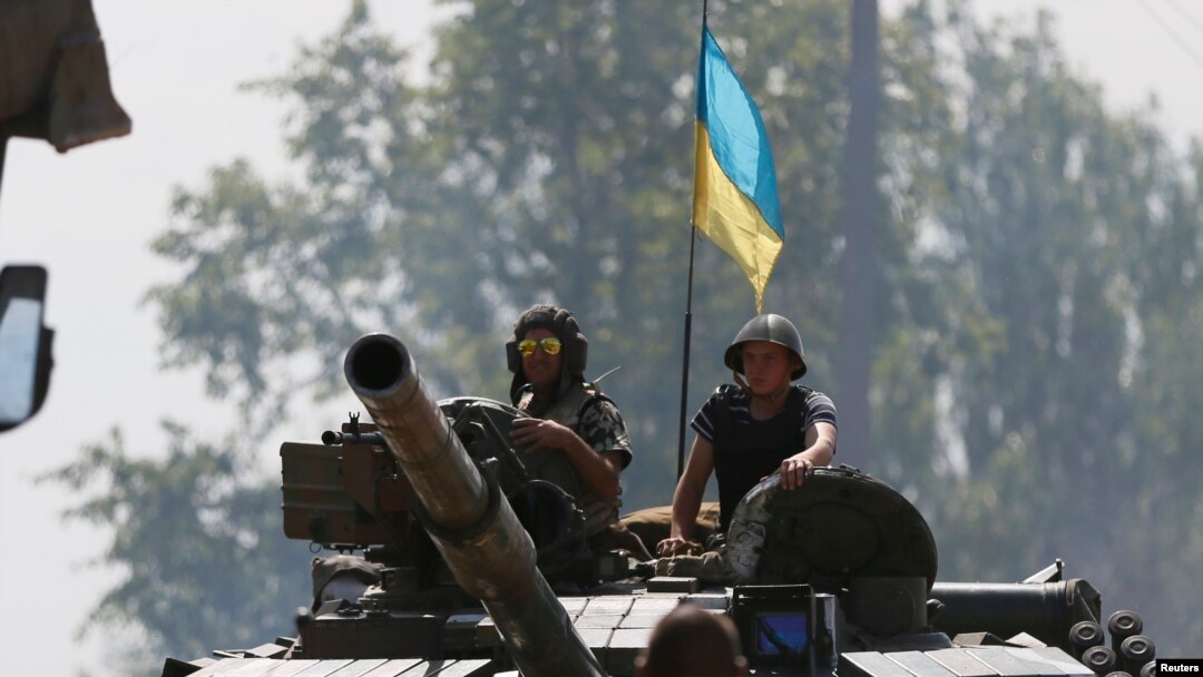 Tentara Ukraina siaga di Ukraina timur (foto: dok). Amerika menuduh Rusia menembaki posisi-posisi militer Ukraina di Ukraina timur.
