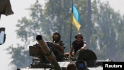 Tentara Ukraina siaga di Ukraina timur (foto: dok). Amerika menuduh Rusia menembaki posisi-posisi militer Ukraina di Ukraina timur.