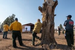 Bomberos de todo el país escuchan una sesión informativa antes de comenzar un turno en la lucha contra el incendio Bootleg, el jueves 22 de julio de 2021 cerca de Bly, Oregon (AP Photo / Nathan Howard)