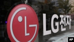 Logo perusahaan LG Electronics di Goyang, Korea Selatan, 26 Oktober 2017. BUMN Indonesia Battery Corporation (IBC) menggandeng perusahaan dari Korea Selatan, LG, untuk membangun pabrik baterai untuk kendaraan listrik senilai $1,2 miliar. (Foto: AP)