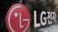 Logo perusahaan LG Electronics di Goyang, Korea Selatan, 26 Oktober 2017. BUMN Indonesia Battery Corporation (IBC) menggandeng perusahaan dari Korea Selatan, LG, untuk membangun pabrik baterai untuk kendaraan listrik senilai $1,2 miliar. (Foto: AP)