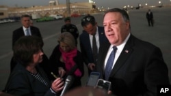 Le secrétaire d'État américain Mike Pompeo s'entretient avec des journalistes avant de quitter Riyad, le 17 octobre 2018.