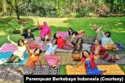 Perempuan Berkebaya Indonesia, kata Rahmi, sedang mendorong gerakan “Kebaya Goes to School,” “Kebaya Goes to Campus,” dan “Kebaya Goes to Office.”