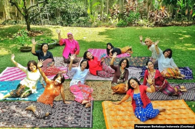 Perempuan Berkebaya Indonesia, kata Rahmi, sedang mendorong gerakan “Kebaya Goes to School,” “Kebaya Goes to Campus,” dan “Kebaya Goes to Office.”