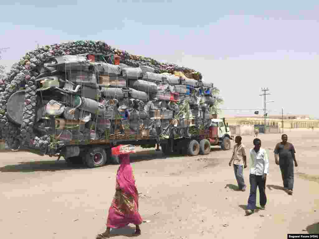 Un camion surchargé traversant le centre de Bol, Tchad, 1er avril 2016. (Photo voa Bagassi Koura)