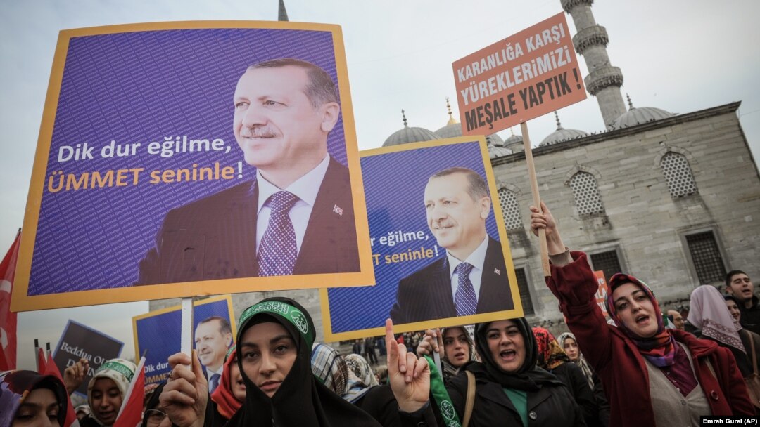 Istanbulda Turkiya bosh vaziri Rajab Toyib Erdog'an tarafdorlari namoyish qilmoqda, 27-dekabr, 2013-yil