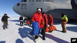 Menlu AS John Kerry (tengah) tiba di Stasiun McMurdo, basis operasi AS di Antartika hari Jumat (11/11).