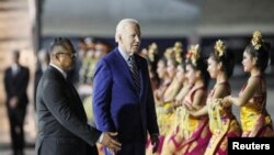 Presiden AS Joe Biden saat tiba di bandara Ngurah Rai, Denpasar, Bali Minggu malam (13/11). 