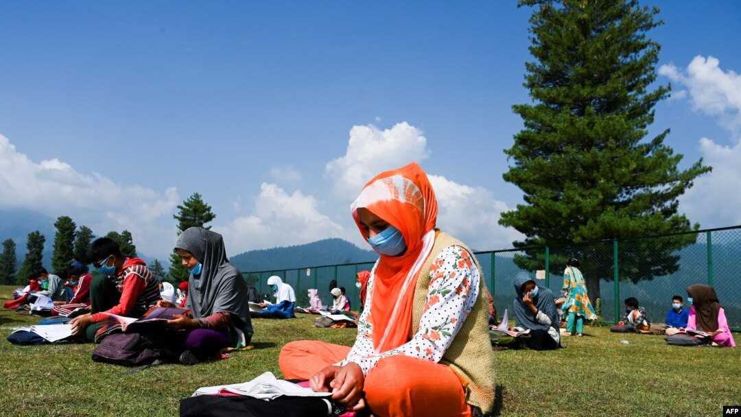 Para pelajar belajar di lapangan terbuka di atas gunung karena pandemi virus corona di Doodhpathri, wilayah Kashmir yang dikuasai India, 28 Juli 2020. (Foto: Tauseef Mustafa/AFP)