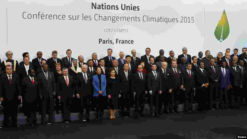 Les dirigeants du monde posent pour une photo de famille lors de l&#39;ouverture de la Conférence mondiale sur le changement climatique 2015 (COP21) au Bourget, près de Paris, France, 30 novembre 2015.