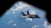 (자료 사진) 제356 전투비행대 소속 F-35 ‘라이트닝 II’ 전투기가 동중국해 상공에서 제909 공중급유비행대 소속 KC-135 급유기로부터 공중급유를 마친 후 이륙하고 있다. (2022년 6월 8일)