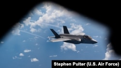 (자료 사진) 제356 전투비행대 소속 F-35 ‘라이트닝 II’ 전투기가 동중국해 상공에서 제909 공중급유비행대 소속 KC-135 급유기로부터 공중급유를 마친 후 이륙하고 있다. (2022년 6월 8일)