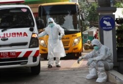 Patients prepare to move to quarantine facilities for people showing symptoms of COVID-19 at a health center in Jakarta, Indonesia, September 25, 2020.