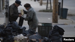 Stanovnici Njujorka uzimaju hranu iz kesa bačenih iz poplavljenih prodavnica u Bruklinu