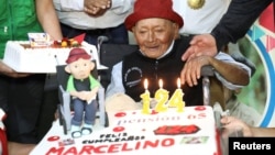 El peruano Marcelino "Mashico" Abad sonríe al celebrar su 124 cumpleaños, mientras las autoridades locales afirman que podría ser la persona más vieja del mundo, en Huánuco, Perú, el 5 de abril de 2024.