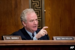 El senador Chris Van Hollen, demócrata por Maryland, interroga a un testigo en el Capitolio en Washington, el 16 de enero de 2019.