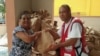 Carlos Spínola (dir) entregando cesta de comida, Porto Rico