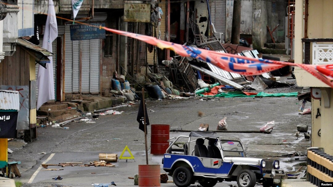 Kubu kelompok Maute berbendera ISIS di Marawi City, selatan Filipina, 29 Mei 2017.