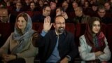 &laquo;دعا کنید دلگرم شوم اینجا کار کنم&raquo;.<br />
اصغر فرهادی در جشن اسکار در موزه سینما با این سخنان، فاش کرد دو سال پیش چمدان بسته بود که از ایران برود اما منصرف شد.<br />
عکس: منا هوبه&zwnj;فکر