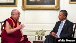 Presiden Barack Obama bertemu Dalai Lama di Ruang Peta Gedung Putih, Jumat (21/2).