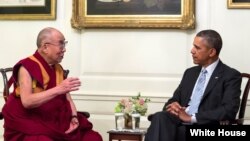 Tibetanski duhovni vođa Dalaj Lama i predsednik SAD Barak Obama tokom susreta u Beloj kući