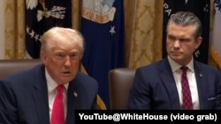 2025年12月2日，特朗普总统和国防部长海格塞斯(右)在白宫内阁会议上。 