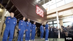 Miembros del experimento “Marte 500” participan de una conferencia de prensa después de 520 días en un módulo espacial sin ventanas