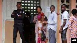 File d'attente dans un bureau de vote d'Abidjan, le 25 octobre 2015. (AP Photo/Schalk van Zuydam)