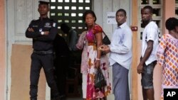 File d'attente dans un bureau de vote d'Abidjan, le 25 octobre 2015. (AP Photo/Schalk van Zuydam)