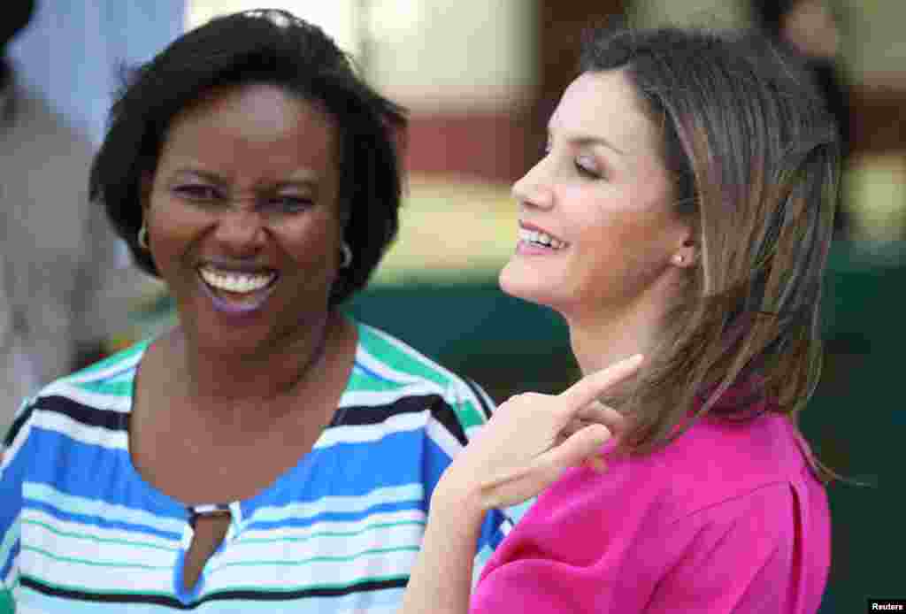 Rèn Espanyòl la Letizia kap pale ak premye dam Ayiti Martine Moise pandan vizit li nan Sant Sè yo nan Saint Vincent de Paul nan Site Solèy, Pòtoprens, Ayiti, 23 me, 2018. REUTERS/Andres Martinez Casares - RC142DB52ED0
