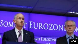 PM Yunani George Papandreou (kiri) didampingi Presiden Dewan Eropa Herman Van Rompuy berbicara kepada media di Brussels, Belgia (22/7).