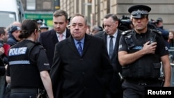 El exprimer ministro de Escocia, Alex Salmond, sale del tribunal del Alguacil de Edimburgo, después de su comparecencia para responder por una acusación de violación.