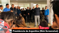 El presidente de Argentina, Mauricio Macri, habla con familiares de los 44 tripulantes del submarino ARA San Juan en una base naval en Mar del Plata, Argentina. 20 de noviembre de 2017.