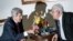 Державний секретар Джон Керрі (л) розмовляє з палестинським президентом Махмудом Аббасом  