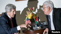 Sakatare Kerry da shugaban yankin Falasdinu Mahmud Abbas.