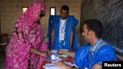 Une femme se fait marquer le doigt à l’encre indélébile après avoir voté à Nouakchott, Mauritanie, 21 juin 2014.