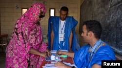 Une femme se fait marquer le doigt à l’encre indélébile après avoir voté à Nouakchott, Mauritanie, 21 juin 2014.