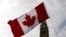Bendera Kanada berkibar di depan Parliament Hill di Ottawa, Ontario, Kanada, 20 April 2017. (Foto: REUTERS/Chris Wattie)